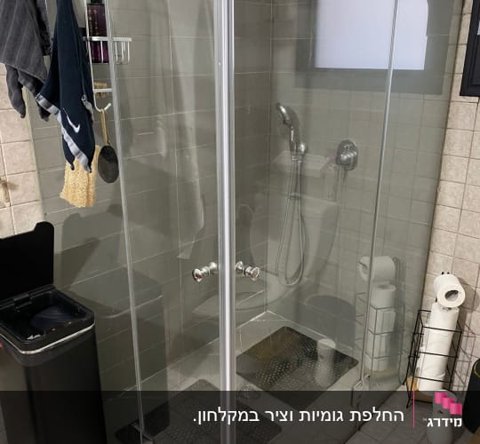 מקלחון זכוכית פינתי מותקן בחדר רחצה